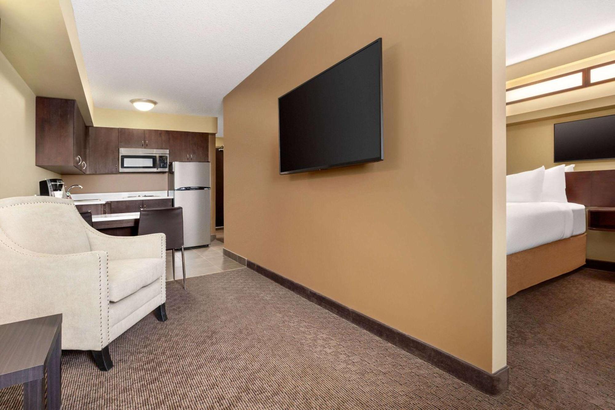 Microtel Inn And Suites By Wyndham Weyburn Dış mekan fotoğraf